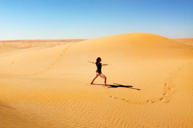 Frau in Wüste